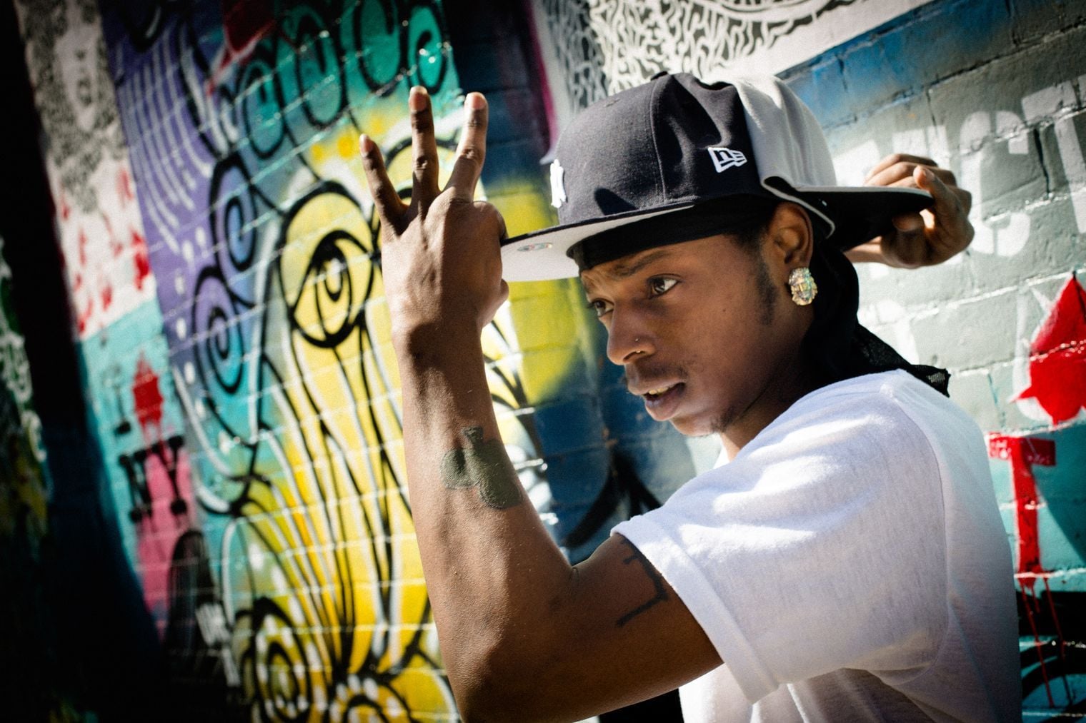 Mann trägt New Era Cap Mann trägt New Era Cap