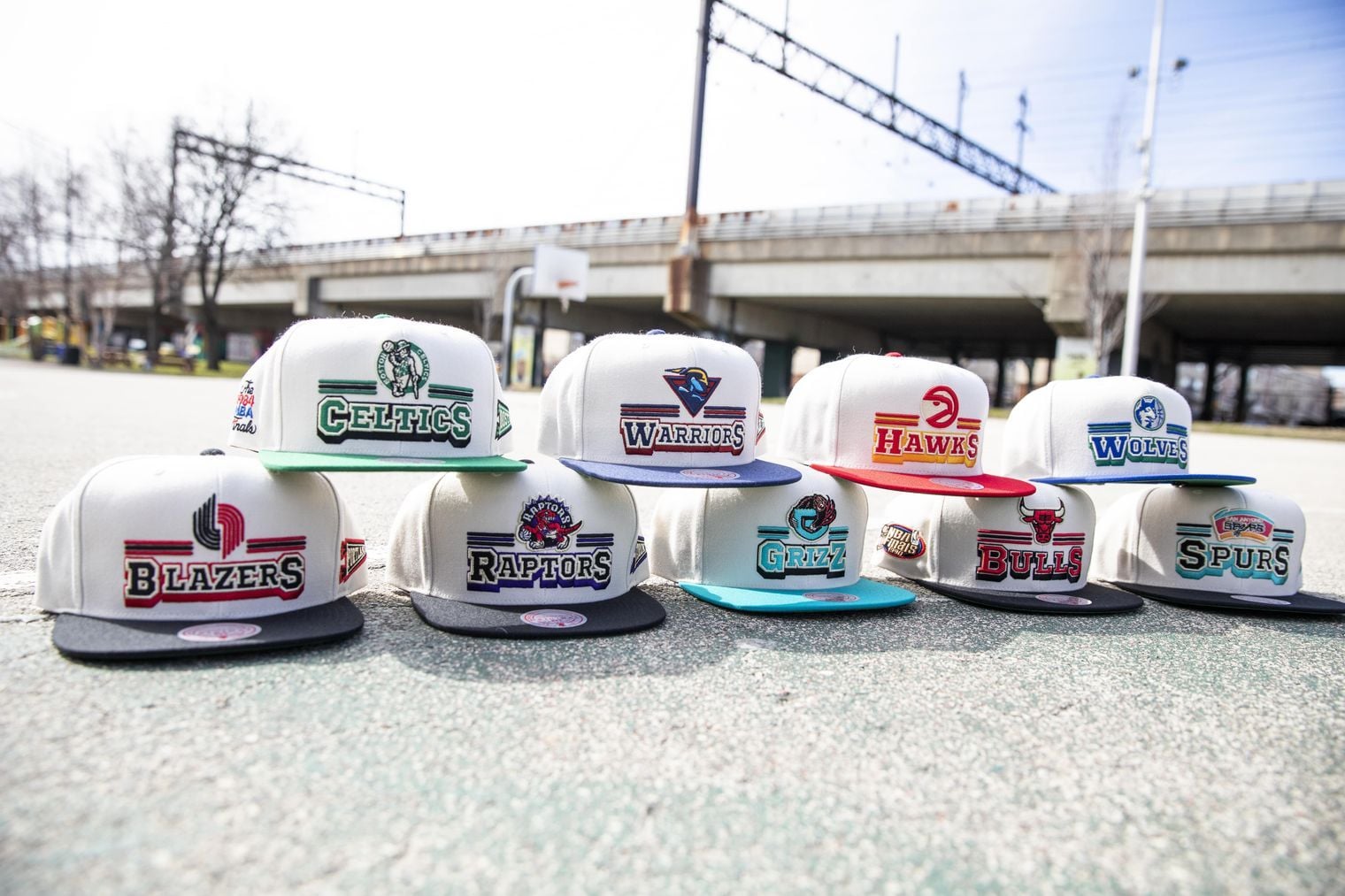 Mehrere Flat Brim Caps Mehrere Flat Brim Caps