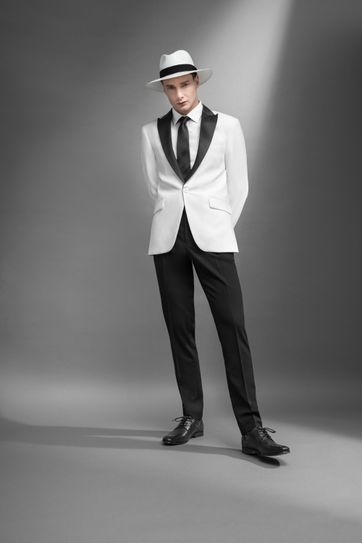 Weißer Herrenhut zu elegantem Anzug Weißer Herrenhut zu elegantem Anzug