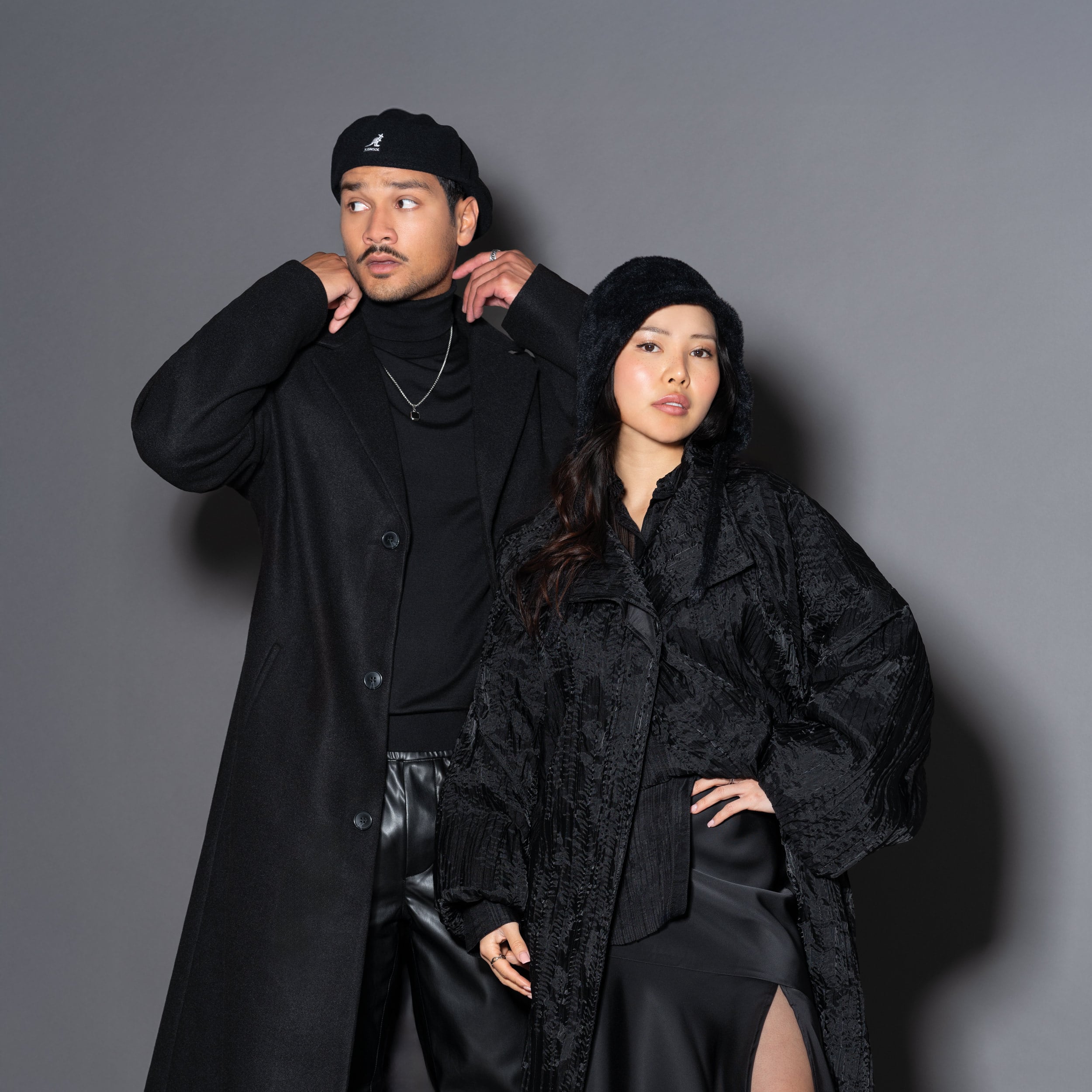 Schwarze Flatcap und schwarzer Hut Schwarze Flatcap und schwarzer Hut